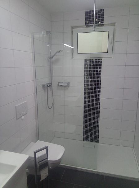 Bild: Dusche mit Mosaikdekorstreifen